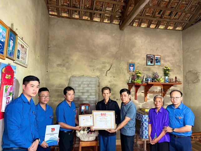 Truy tặng Huy hiệu Tuổi trẻ dũng cảm cho thanh niên cứu 4 học sinh đuối nước