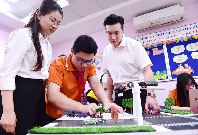 Hai học sinh lớp 8 thiết kế sản phẩm AI giải quyết ùn tắc giao thông