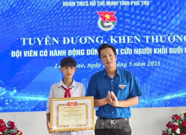 Trao bằng khen nam sinh dũng cảm cứu bạn giữa dòng nước xiết