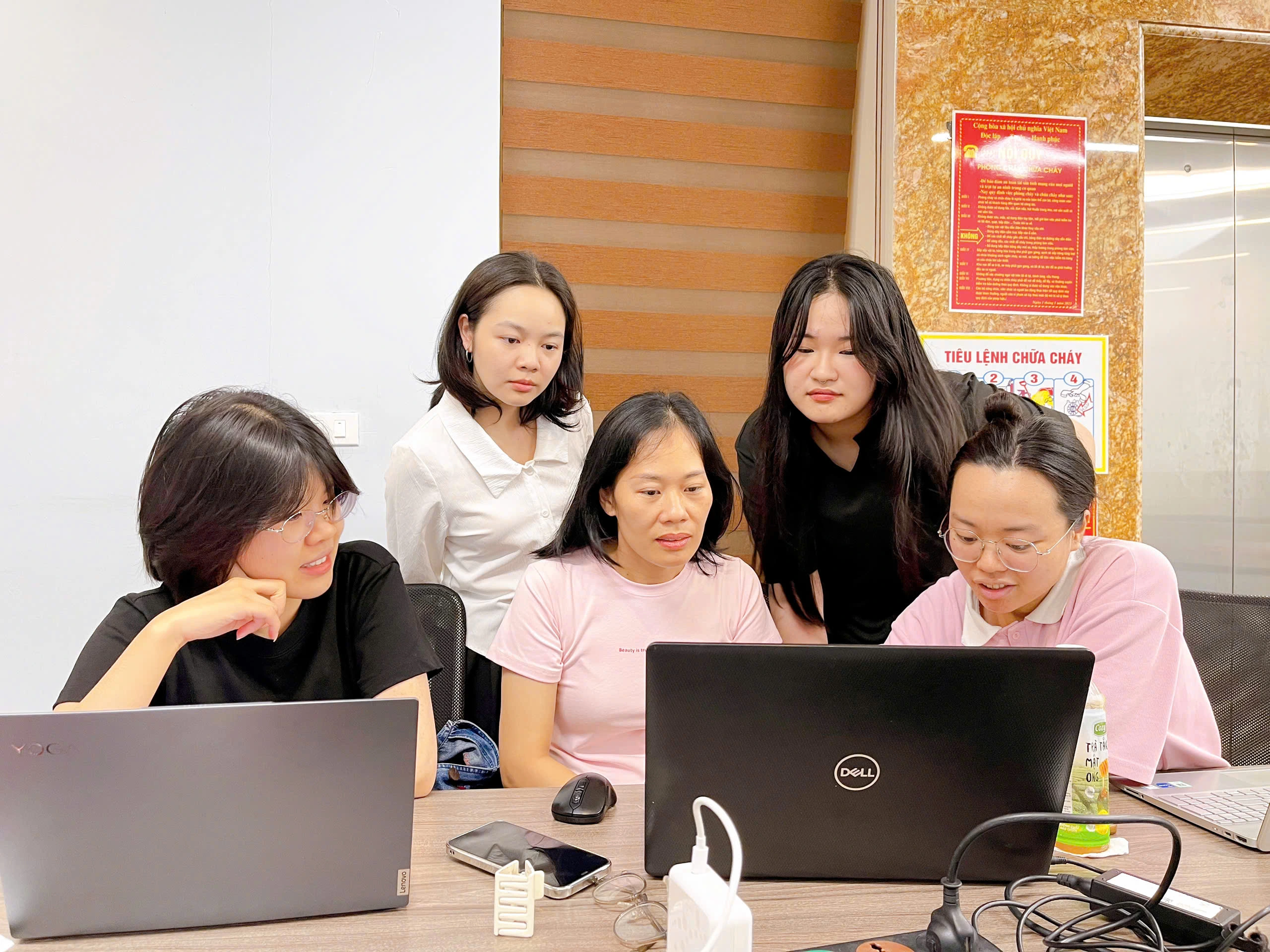Cả văn phòng gen Z hỗ trợ thực tập sinh U50
