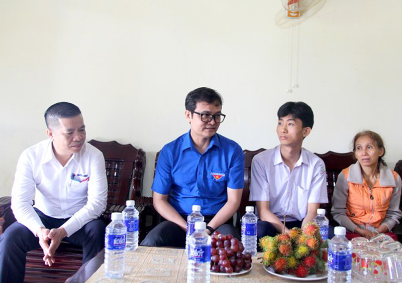 Trao học bổng cho nam sinh nghèo vượt khó vươn lên