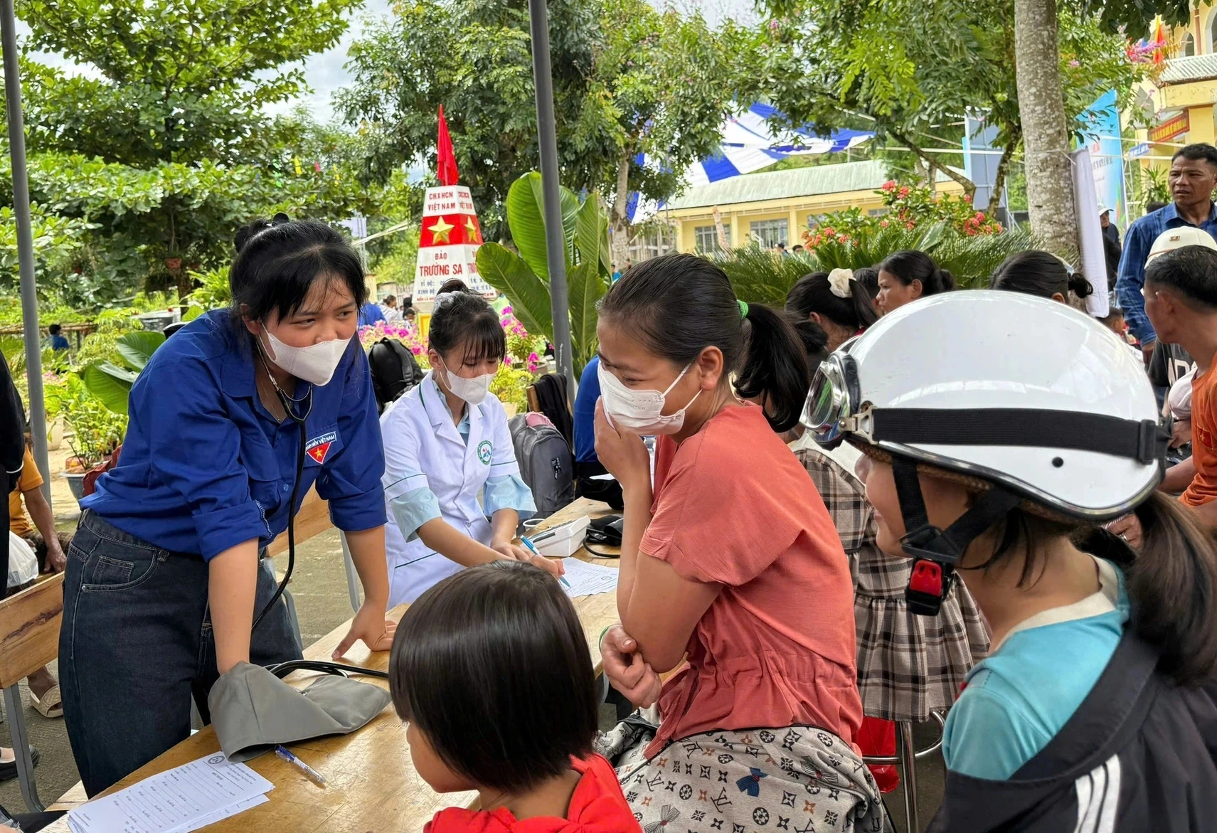 Người trẻ xây dựng tuyến đường điện năng lượng mặt trời và nhiều dự án dân sinh