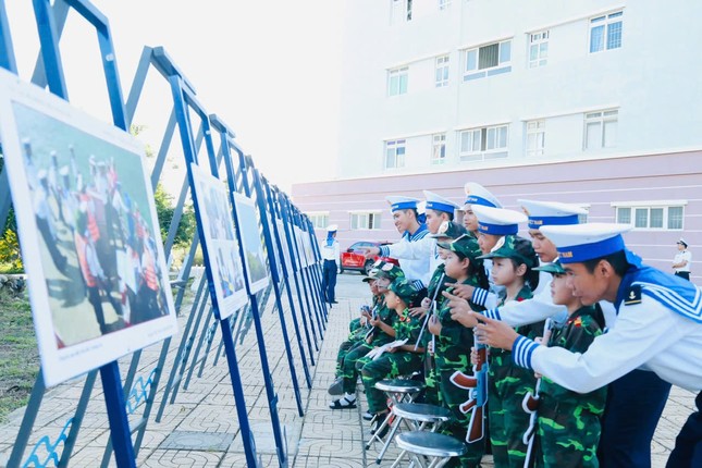 Rộn ràng tiếng cười trẻ thơ ở Trường Sa và căn cứ quân sự Cam Ranh