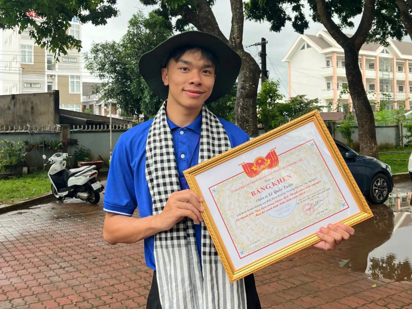 Chàng sinh viên mang nhiều bằng khen về cho mẹ