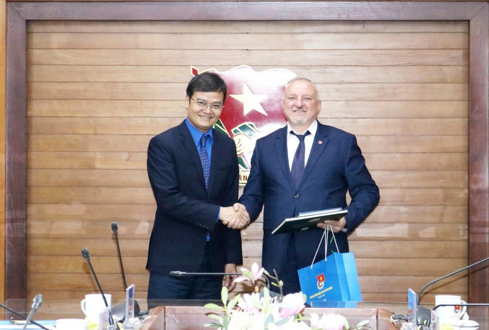 Bí thư thứ nhất T.Ư Đoàn tiếp xã giao đoàn đại biểu Đảng Xã hội Hungary