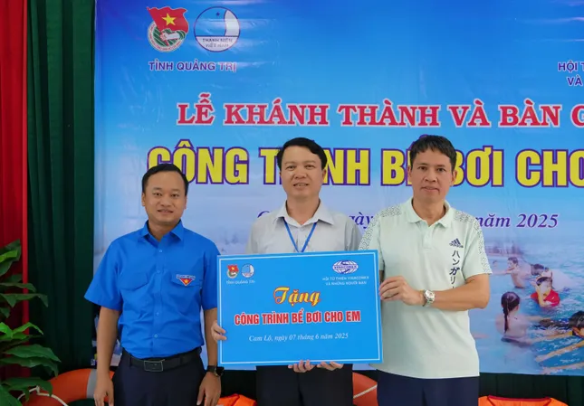 Bàn giao bể bơi cho học sinh vùng lũ ở Quảng Trị