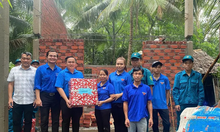 Tình nguyện hè, tuổi trẻ Bến Tre tích cực giúp người dân tiếp cận công nghệ