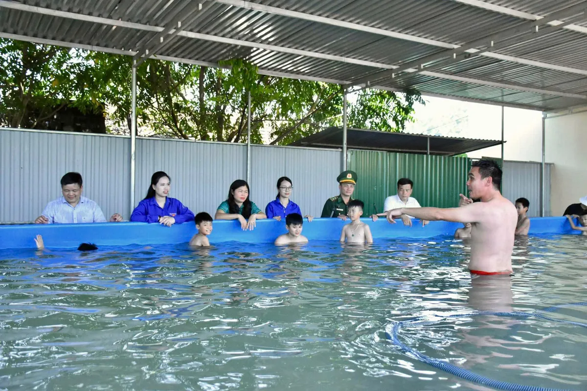 Lớp dạy bơi miễn phí, cắm biển cảnh báo chống đuối nước