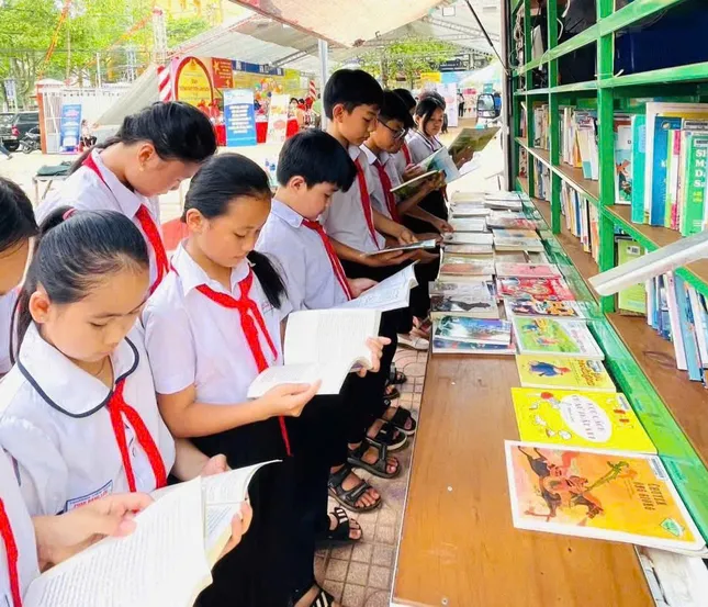 Hai giáo viên Đắk Lắk được nhận Giải thưởng Cánh én hồng năm 2025 toàn quốc