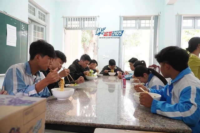 'Bữa sáng 0 đồng' tiếp sức thí sinh thi tốt nghiệp THPT