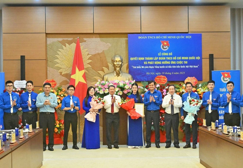 Công bố quyết định thành lập Đoàn TNCS Hồ Chí Minh Quốc hội
