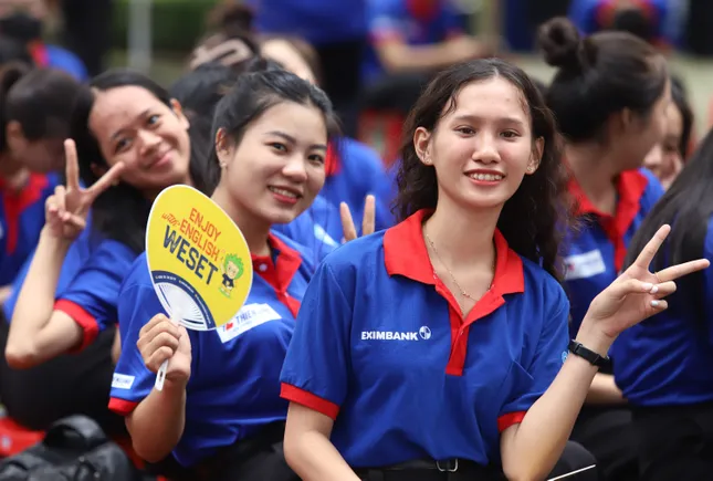 Nghìn bạn trẻ TPHCM tiếp sức sĩ tử vượt vũ môn