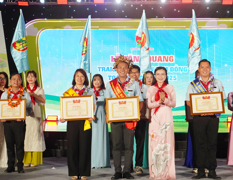 Trao Giải thưởng “Cánh én hồng” và Trại Huấn luyện Kim Đồng toàn quốc năm 2025
