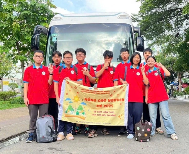 Nhóm học sinh làm mùa hè đáng nhớ cho trẻ em vùng cao