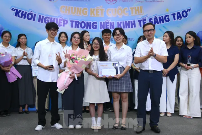 Nhóm sinh viên đoạt giải nhất cuộc thi khởi nghiệp với dự án làm mới Tiếng Việt