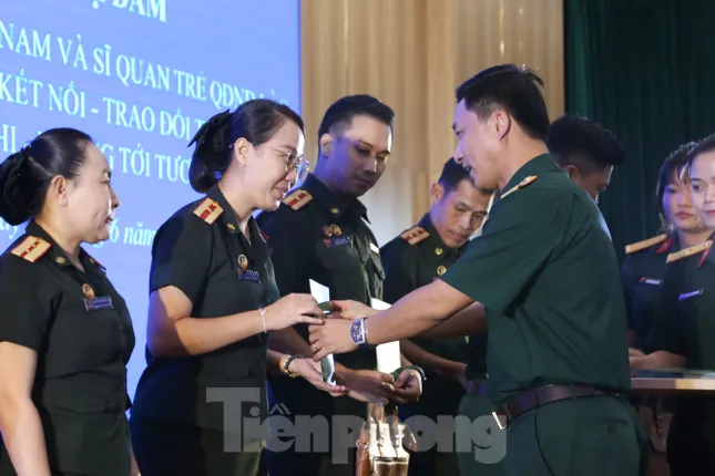 Sĩ quan trẻ Việt Nam - Lào hiến kế hiện đại hóa quân đội