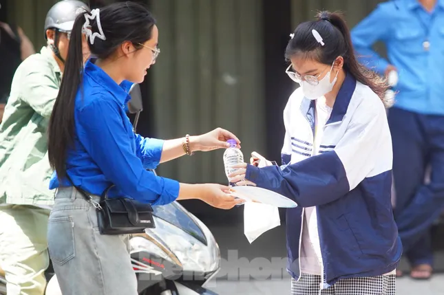 Thanh niên tình nguyện 'đội nắng' tiếp sức sĩ tử vượt vũ môn