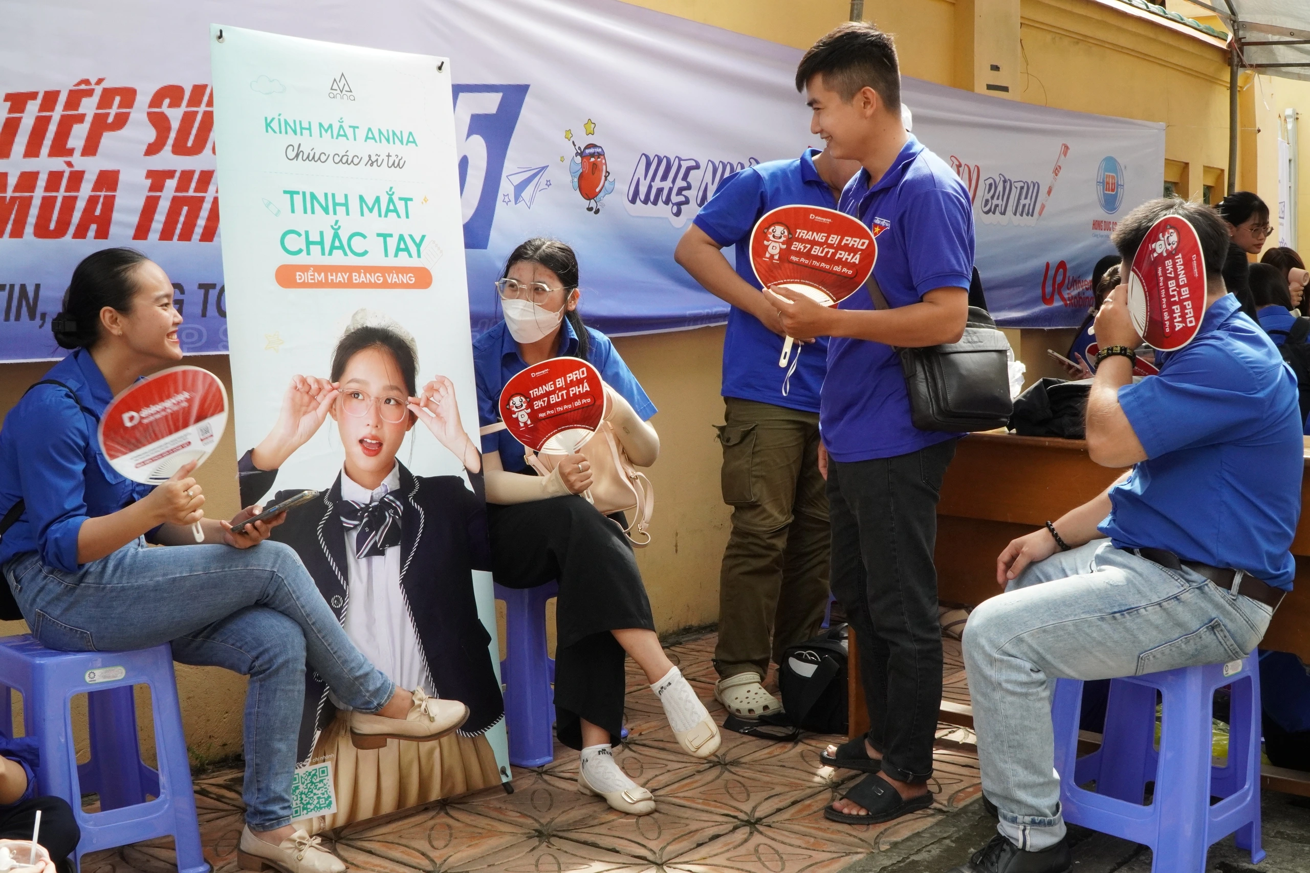 Khi thí sinh làm bài, đội tiếp sức mùa thi làm gì?