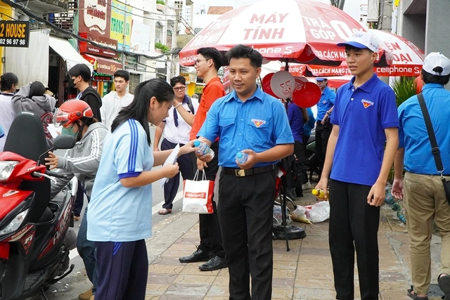 Hai anh em ruột 3 lần đồng hành với thí sinh