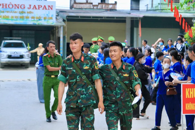 Chiến sĩ trẻ ôn thi trong doanh trại, nuôi ước mơ vào Học viện Biên Phòng