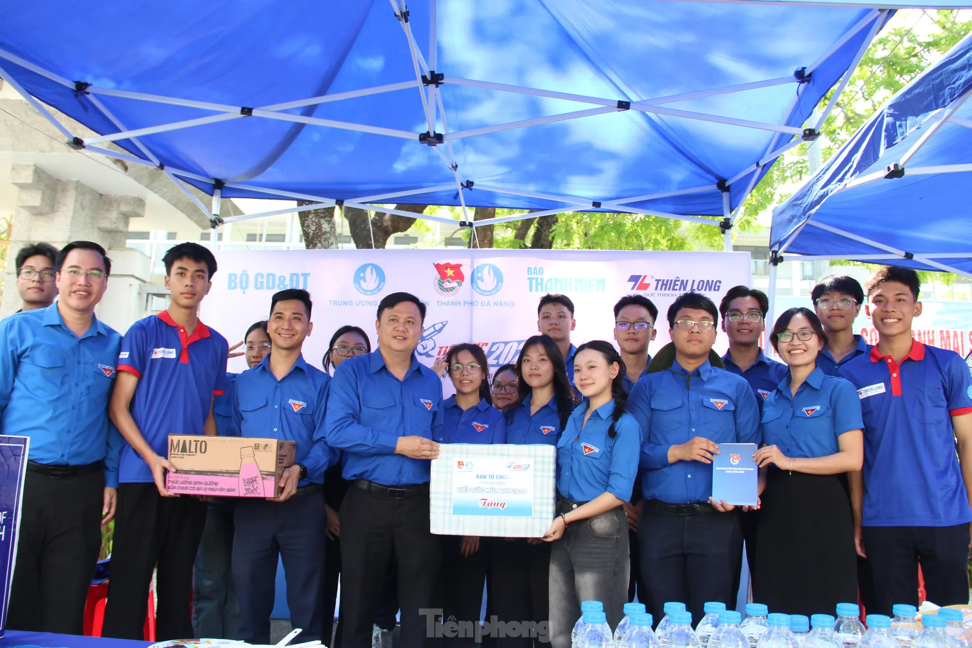 Nụ cười từ 'áo xanh' đất võ, Đà Nẵng tiếp sức thi tốt nghiệp THPT Quốc gia 2025