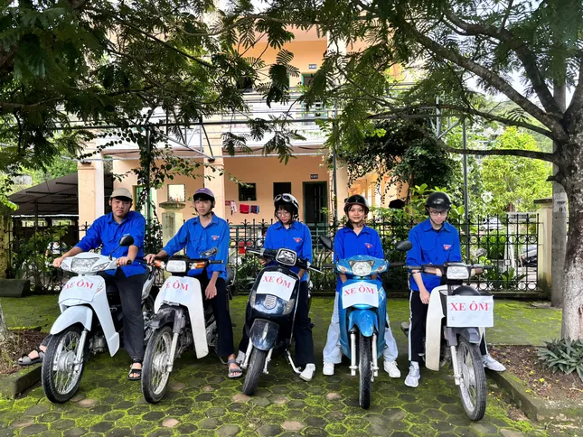 Xe ôm thanh niên Điện Biên, Sơn La đưa đón thí sinh thi tốt nghiệp THPT 2025