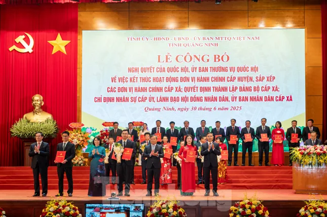Bí thư Tỉnh Đoàn Quảng Ninh được trao quyết định bổ nhiệm làm Bí thư Đảng ủy xã