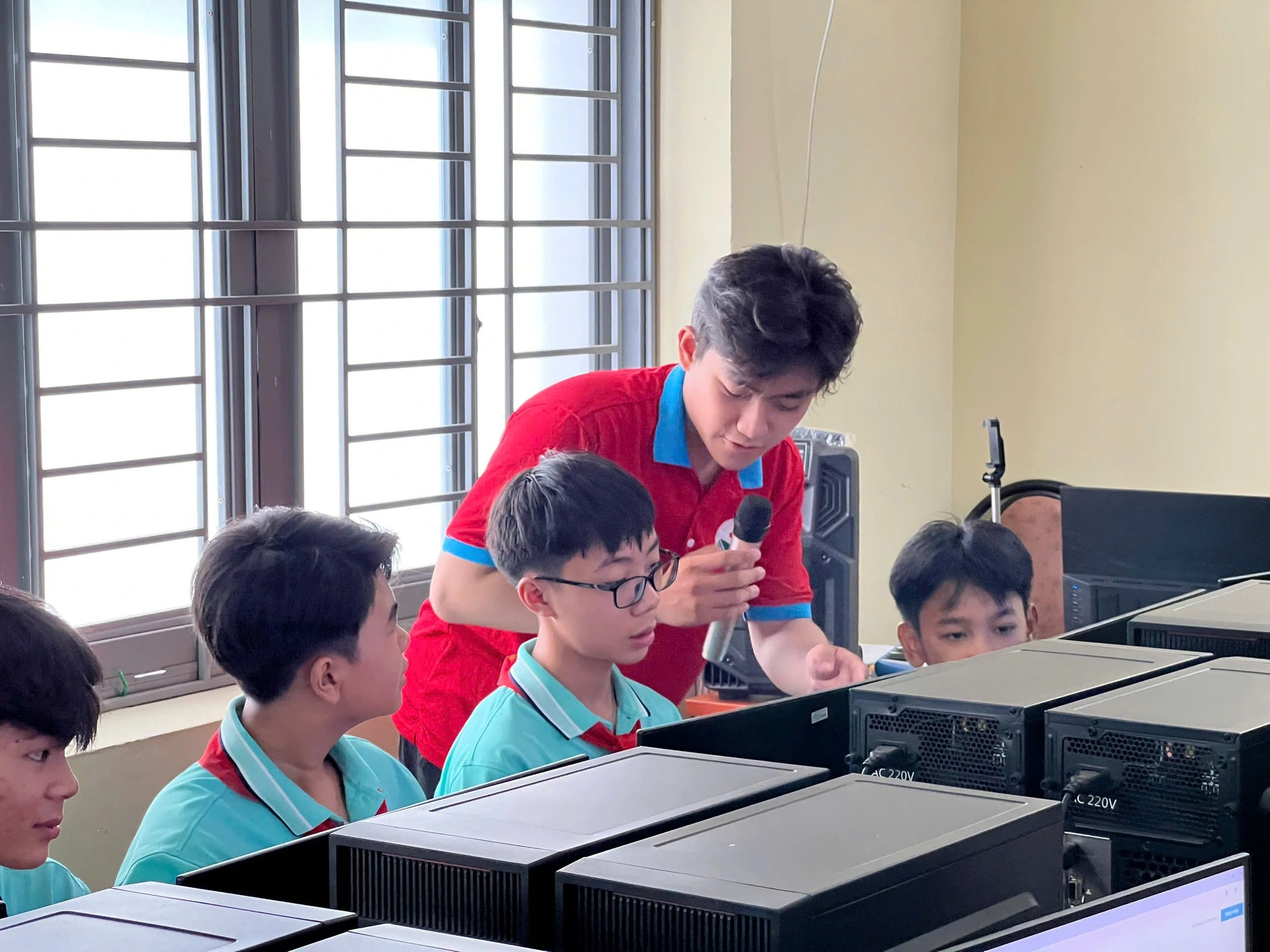 Học sinh lớp 11 mở lớp học về ứng dụng trí tuệ nhân tạo