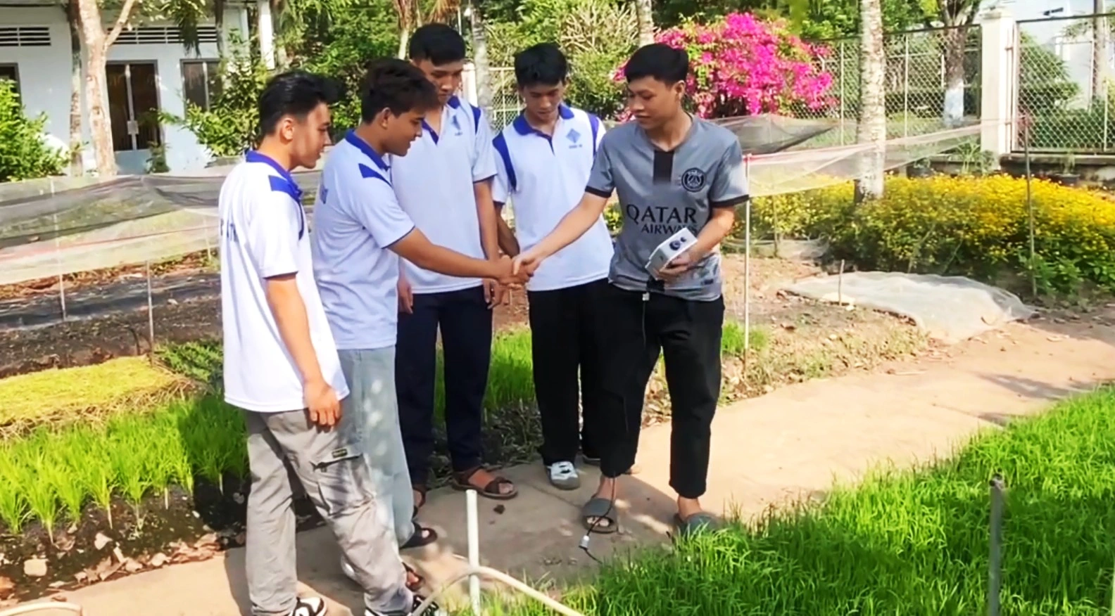 Sinh viên sáng chế máy đo 7 chỉ số quan trọng của đất