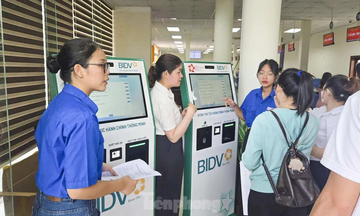 Tuổi trẻ Gia Lai thường trực hỗ trợ người dân những ngày đầu thực hiện chính quyền 2 cấp