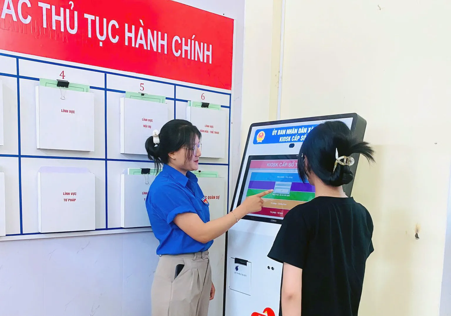 'Áo xanh' khí thế ra quân hỗ trợ người dân thực hiện dịch vụ hành chính công