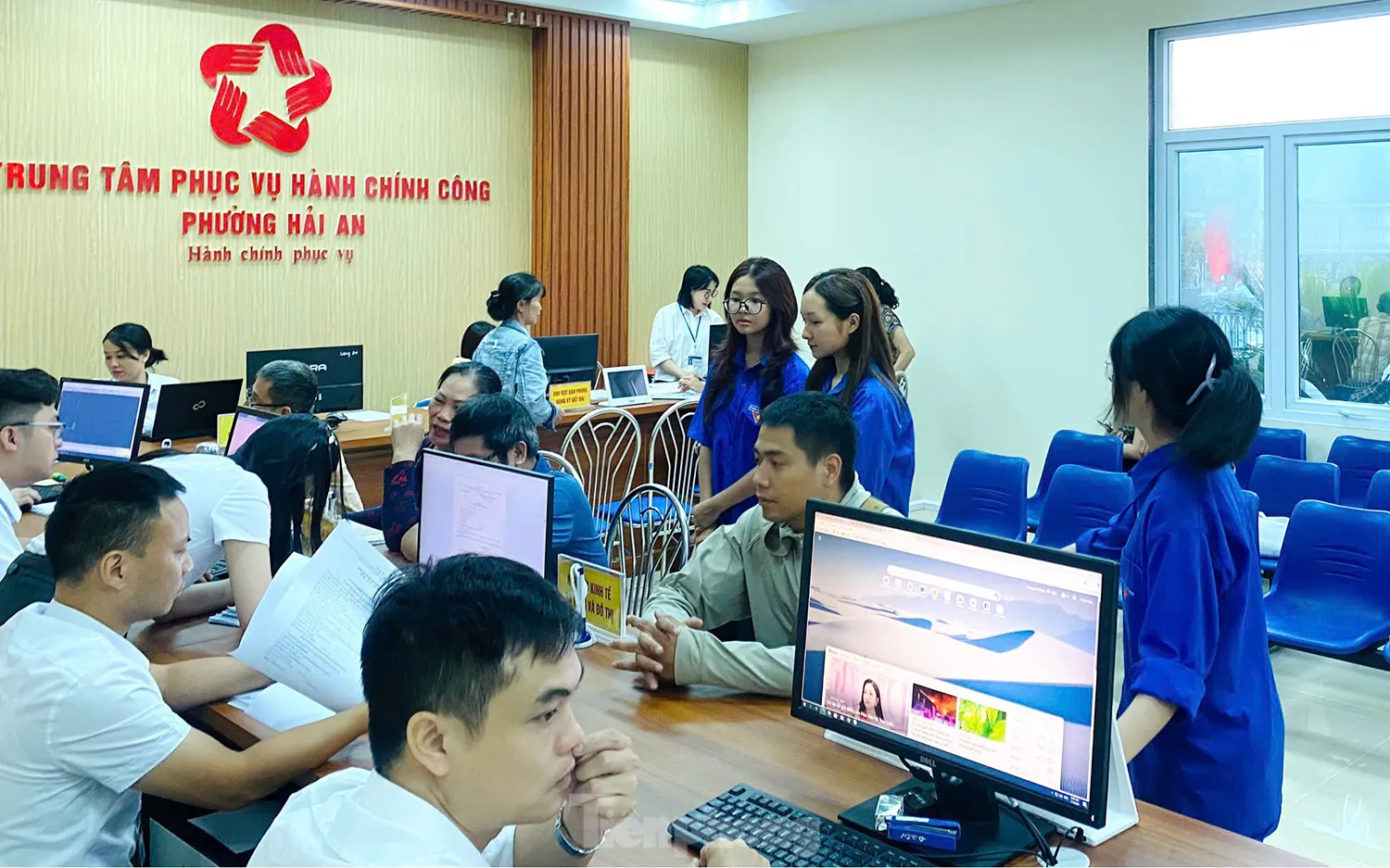 Tuổi trẻ Hải Phòng hỗ trợ người cao tuổi làm thủ tục hành chính