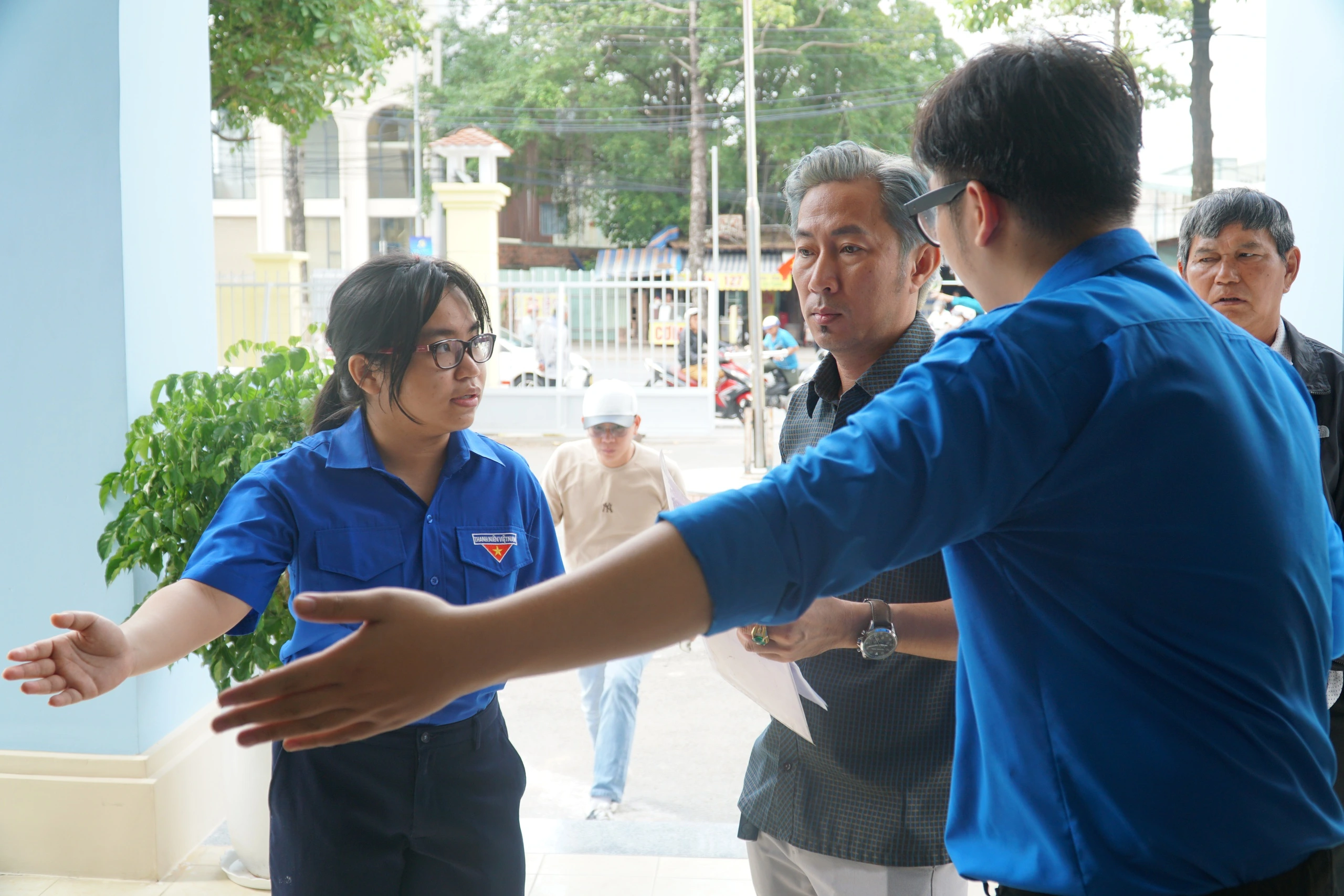 Người dân cám ơn đoàn viên sau khi làm xong thủ tục hành chính
