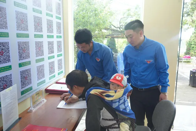 Nhiều người dân tộc thiểu số lần đầu thao tác màn hình cảm ứng không còn bỡ ngỡ