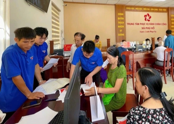 Người trẻ Huế ‘hiểu địa bàn, vững công nghệ’ về xã, phường hỗ trợ người dân