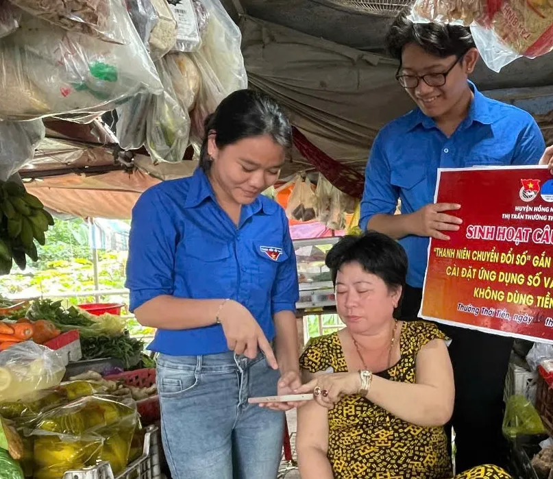‘Đi từng ngõ, gõ từng nhà’ hỗ trợ người dân vùng biên