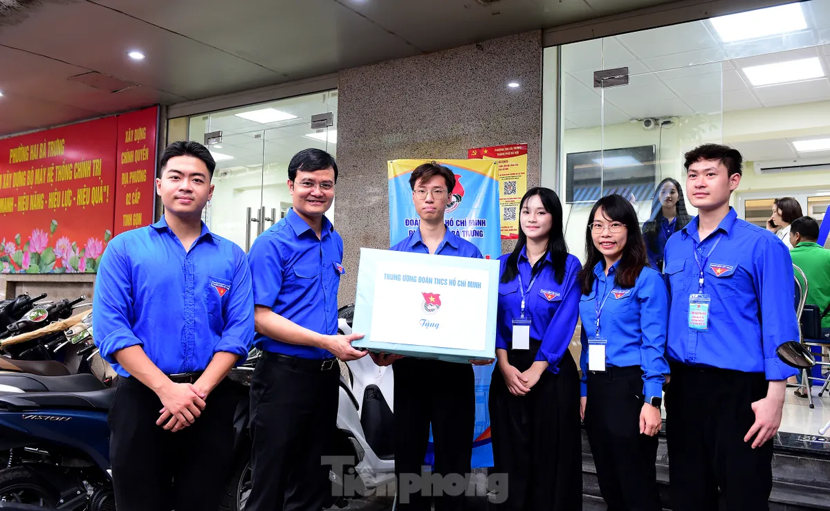 Ban Bí thư Trung ương Đoàn thăm, tặng quà đội hình tình nguyện hỗ trợ vận hành chính quyền hai cấp