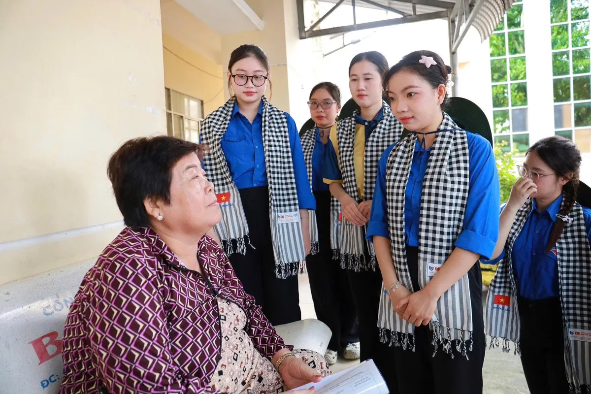 Vượt hàng trăm cây số ra Đặc khu Thổ Châu hỗ trợ người dân công nghệ số