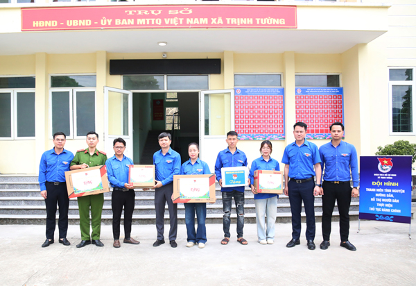 Bí thư Trung ương Đoàn thăm đội hình thanh niên tình nguyện hỗ trợ vận hành chính quyền địa phương hai cấp tại tỉnh Lào Cai