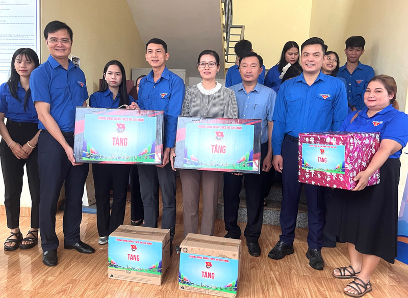 Bí thư thứ nhất T.Ư Đoàn đến vùng biên thăm đội hình thanh niên tình nguyện