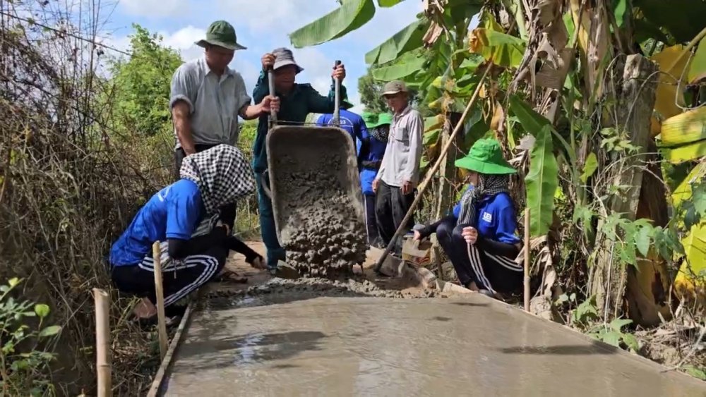 Sinh viên tình nguyện giúp người dân làm đường nông thôn