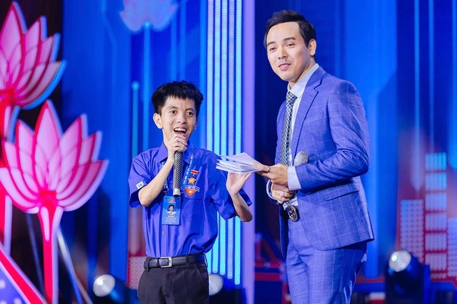 Chàng sinh viên khuyết tật mang tiếng Anh đến trẻ em vùng khó