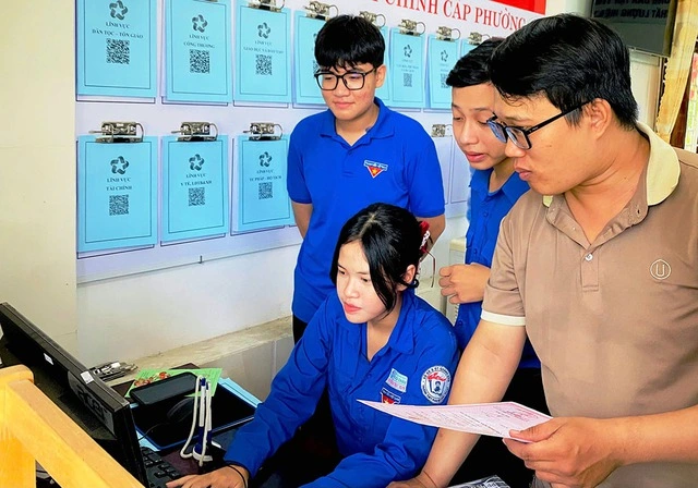 'Cõng' thông tin đến từng nóc nhà vùng cao