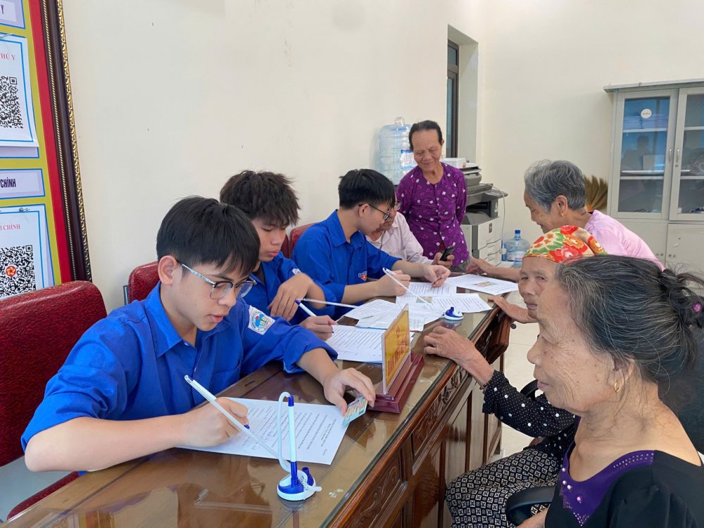 Thanh niên Hà Tĩnh 'số hóa' thủ tục cùng người cao tuổi