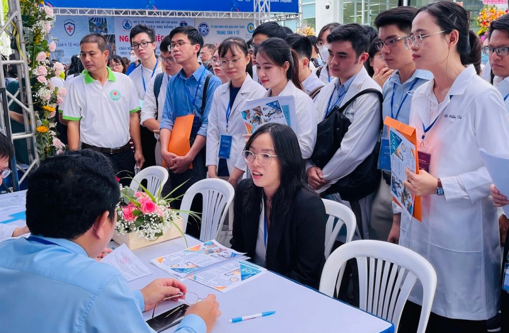 Hai bác sĩ trẻ tình nguyện ra Đặc khu Côn Đảo công tác