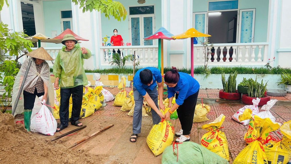 Thanh niên Hải Phòng dầm mưa ứng phó bão số 3