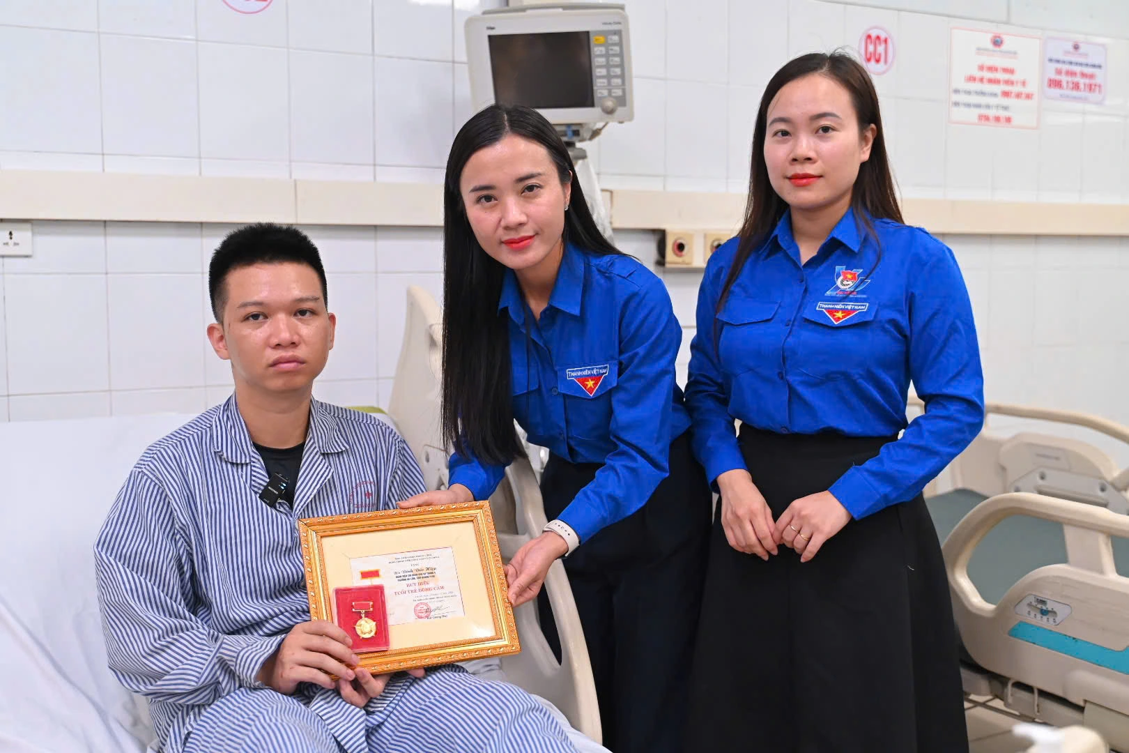 Trao Huy hiệu Tuổi trẻ dũng cảm cho thanh niên cứu 4 người trong vụ lật tàu