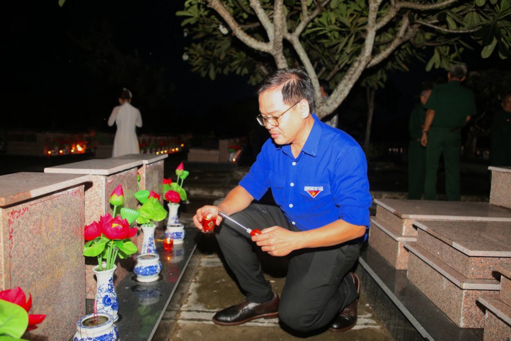 Tuổi trẻ An Giang thắp nến tri ân các anh hùng liệt sĩ