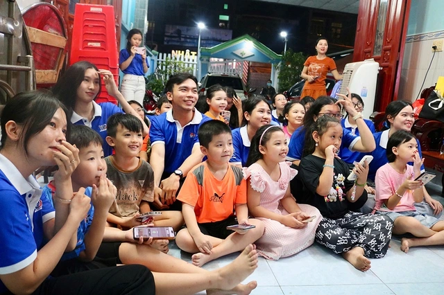 Lớp học không bục giảng của những 'Gia sư áo xanh'
