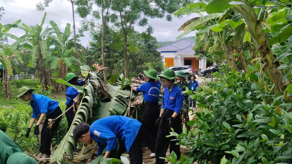 Sinh viên tình nguyện hỗ trợ người dân khắc phục hậu quả mưa bão